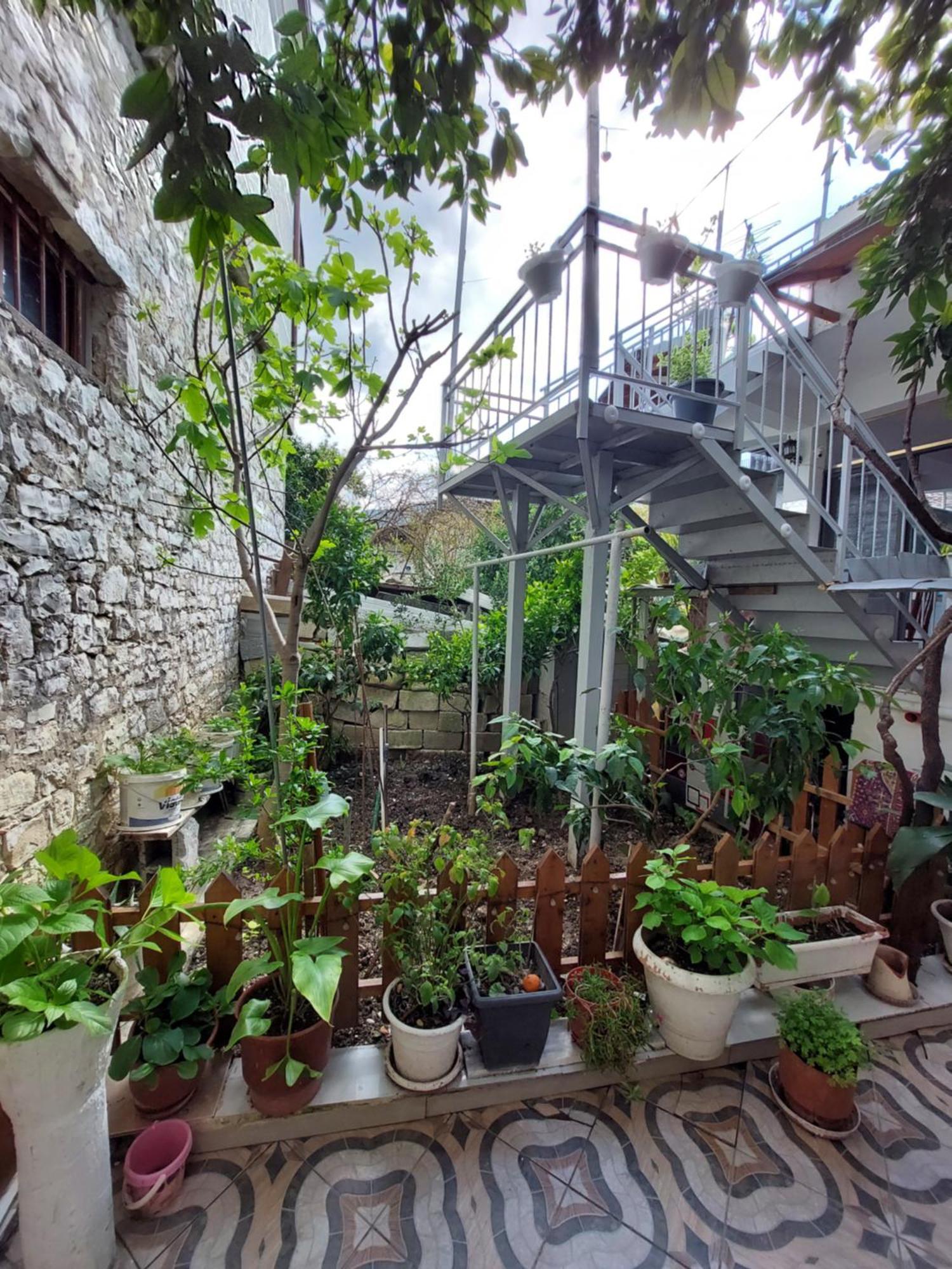 Guest House Flowers Berat Exterior photo